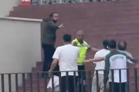 Ex-Arsenal, volante é perseguido e atacado em shopping na Turquia