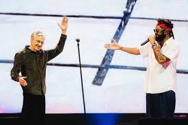 No Doce Maravilha, Caetano Veloso faz show oitentista sob chuva com Emicida