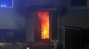 25 Leichtverletzte bei Feuer in Wohnblock: Rund 100 Menschen müssen nachts ihre Wohnungen verlassen — NDR.de