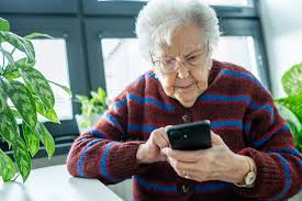 ZUS ostrzega seniorów. Odbierzesz telefon i stracisz pieniądze