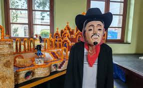 Cristian, de 11 años, mantiene viva la tradición del Xantolo a través del baile