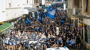 Mit vielen Fotos: Tausende SCP-Fans auf dem Weg zum Paderborner Stadion Party