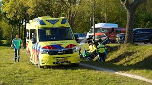 Golfkar belandt in sloot bij Baggelhuizerplas in Assen