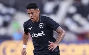 Botafogo encaminha venda de Matheus Martins para clube russo