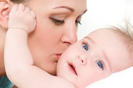BEBEĞİNE KREM SÜREN ANNE ile ilgili görsel sonucu
