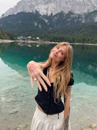 Luísa Sonza é pedida em casamento e se declara: 'Sempre foi você. Sim, pra sempre!'