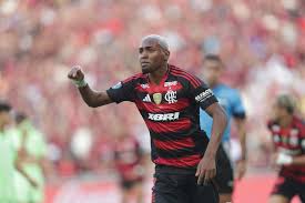 Flamengo encaminha a venda do meia-atacante Lorran