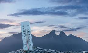 Mañana fría en Nuevo León con lluvia intermitente