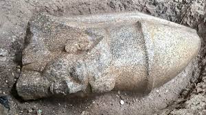 Un agricultor del norte de Egipto descubre dos colosales estatuas del faraón Ramsés II enterradas bajo un campo al lado de su casa