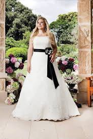 Resultado de imagem para novos modelos de plus size para noivas