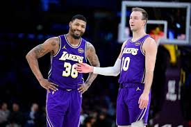 NBA multa dois jogadores dos Lakers por críticas aos árbitros