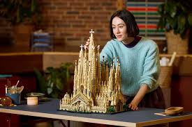 Lego convierte al acero de Roldán y la corona de Tvitec de la Sagrada Familia en 'piezas clave' de su nueva...