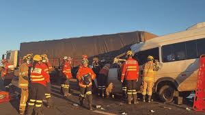 Acidente entre van e caminhão deixa 5 mortos e 11 feridos em rodovia do DF
