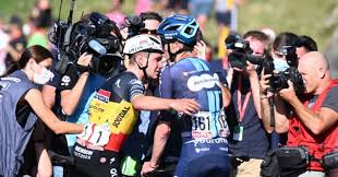 Brioude acclame Romain Bardet : Hommage vibrant à la légende du cyclisme - Imagen principal del artículo