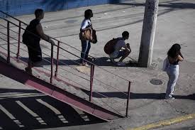 Rio registra calor recorde de 41°C com praias cheias e moradores sem ônibus