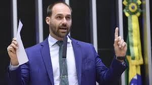 Quando um servidor pode ser demitido? Eduardo Bolsonaro deve perder cargo