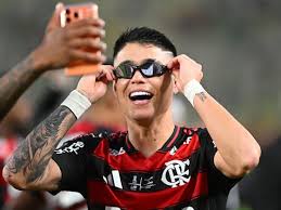 🛒 Galo negocia com Fla por Luiz Araújo; Furacão renova com atacante