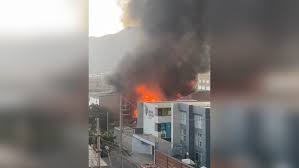 ¡URGENTE! Incendio Devasta SJL: Explosiones y Peligro Cerca a Colegio