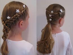 Gambar atas permintaan kepang untuk rambut keriting pada seorang anak