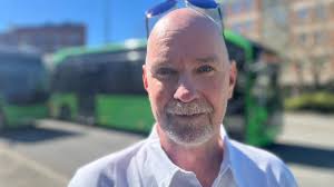 Busschauffören Johan fastnade framför handgranaten – hörde smällen