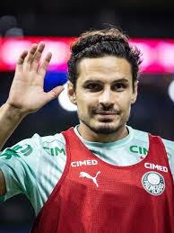 De saída para o México, Veiga se despede da torcida do Palmeiras no CT