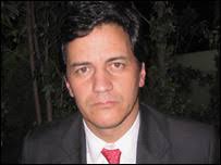 El columnista Rafael Nieto cree que Colombia seguirá una línea pragmática con sus vecinos. - _42463539_170107rafael203b