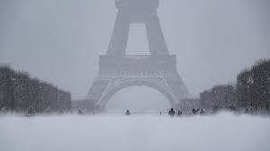 IMAGES | Près de 1000 km de trafic, vols annulés, écoles fermées: la neige sème le chaos en France