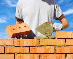 муляр, що кладе цеглу