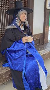 오늘은 작은 설, 동지 (冬至) 라오. 올해는 노동지(늙은이 동지 구동지 혹은 종동지 )라 하여, 음력으로 11월 21일 이후로 드는 동지를 노동지라고 한다오. 음력 11일 부터 21일까지는 중동지, 그리고 11일 이전에 오는 동지는