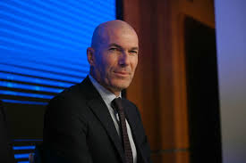 Novo técnico da França, Zidane comenta casos de racismo contra jogadores da seleção: 'Precisamos combater'