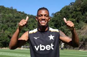 Danilo se reapresenta ao Botafogo em meio a impasse