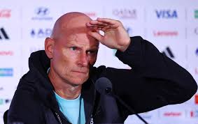 Larsen perde treino, e técnico da Noruega diz: "Se não aguenta uma febrezinha, mandamos para casa"