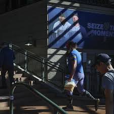 In rare Mariners Game 5, Seattle battles history