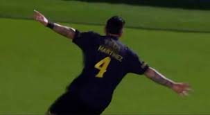 Golazo de Martínez para el 1-0 de Barracas