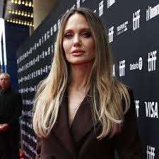 Angelina Jolie Recreates Iconic Oscars Pose and Honors Late Mother