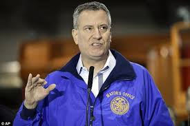 Résultat de recherche d'images pour "de blasio shovel"