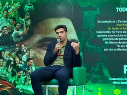 Abel Ferreira é homenageado pelo Palmeiras e diz: "Tenho o sonho de voltar a ganhar a Libertadores"