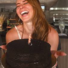 Paolla Oliveira posa de maiô e biquíni em dump de aniversário: 'Celebrando'