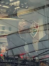 Ancelotti comparece ao Maracanã para acompanhar Flamengo e Vasco