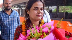 जानें UPSC टॉपर बनीं शक्ति दुबे की लाइफ में कब आया था निराशाजनक समय, कैसे किया मुकाबला