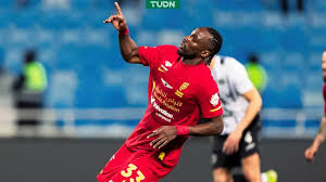 Julián Quiñones 'desafía' a Javier Aguirre con espectacular triplete