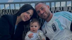Así fue el tierno reencuentro de Ailén Cova y su hija, Alaia, con Alexis Mac Allister en pleno Mundial: 