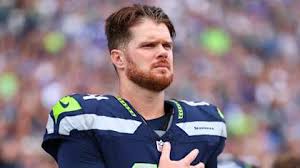 Seahawks QB Sam Darnold questionable to return vs. Patriots with hip injury; Drew Lock enters in relief — NFL.com