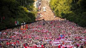 Cerca de 100,000 aficionados llenan las calles de Oslo para recibir a la selección de Noruega