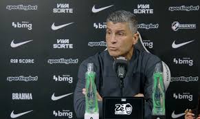 Pedro Emanuel exalta desempenho 'fabuloso' do Vasco em goleada e ressalta: 'O melhor ainda está por vir'