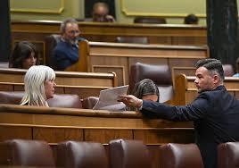 Acosan y escupen a la portavoz de Vivienda de Junts tras el 'no' de su grupo a la prórroga de los alquileres