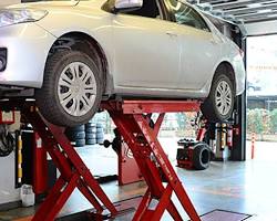 car being repaired in a garageの画像