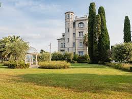 Luxus-Auktion: René Benkos Villa-Inventar am Gardasee wird versteigert