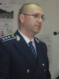 În jurul orelor 6:30 – 7:00 ar fi apărut şi comisarul şef Cătălin Radu, şeful Poliţiei Municipiului Botoşani (foto). Radu Catalin - a_catalinradu