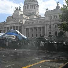Argentina: Senado aprova reforma trabalhista de Milei em meio a protestos